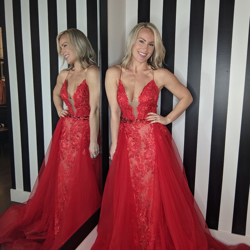Beautiful red gown - Picture 2 of 5